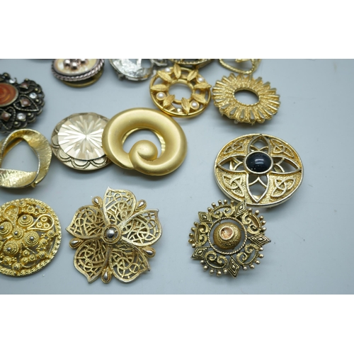 7124 - A collection of scarf clips