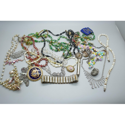 7127 - A collection of vintage jewellery