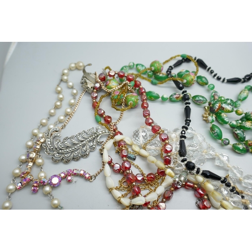 7127 - A collection of vintage jewellery