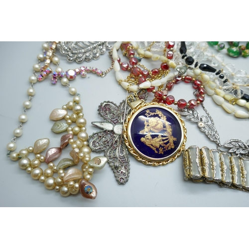 7127 - A collection of vintage jewellery