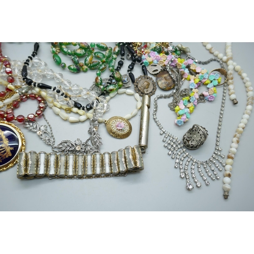 7127 - A collection of vintage jewellery