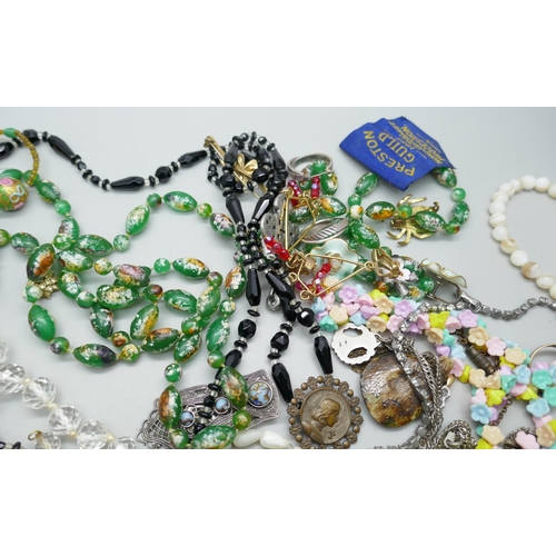 7127 - A collection of vintage jewellery