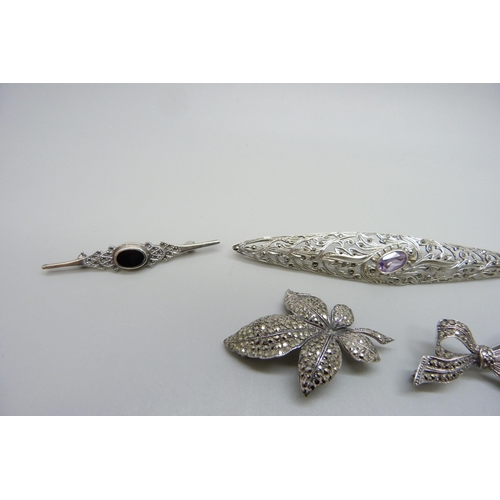 7136 - Five silver and marcasite brooches, largest 10cm, 35g