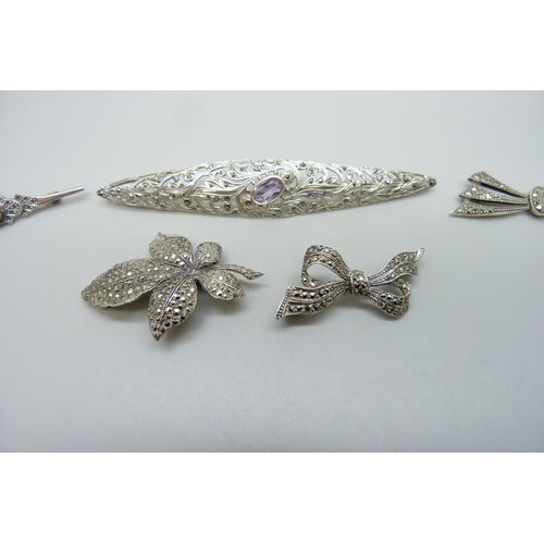 7136 - Five silver and marcasite brooches, largest 10cm, 35g