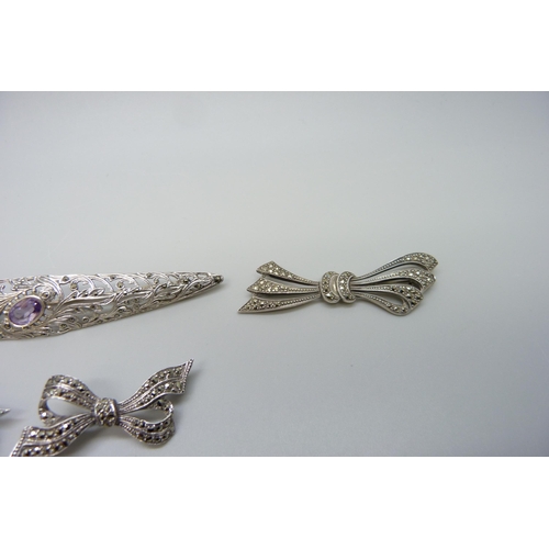 7136 - Five silver and marcasite brooches, largest 10cm, 35g