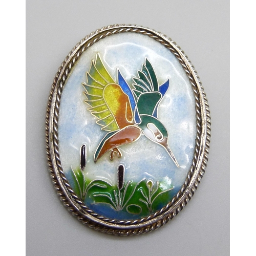 7139 - An enamelled silver kingfisher brooch, signed Peter H. Wolfe, 24g, 4.4 x 3.3cm