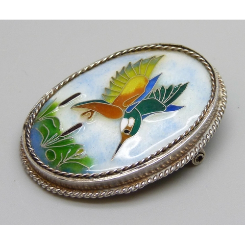 7139 - An enamelled silver kingfisher brooch, signed Peter H. Wolfe, 24g, 4.4 x 3.3cm