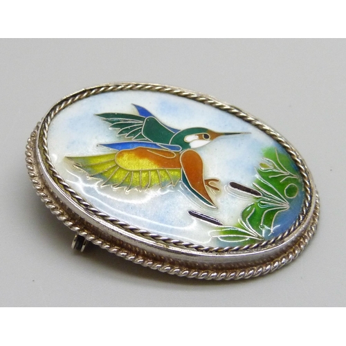 7139 - An enamelled silver kingfisher brooch, signed Peter H. Wolfe, 24g, 4.4 x 3.3cm