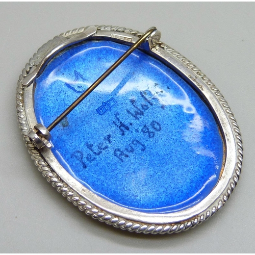 7139 - An enamelled silver kingfisher brooch, signed Peter H. Wolfe, 24g, 4.4 x 3.3cm