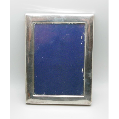 7262 - Two silver photograph frames, largest 14cm x 18cm, (smaller one lacking back stand)