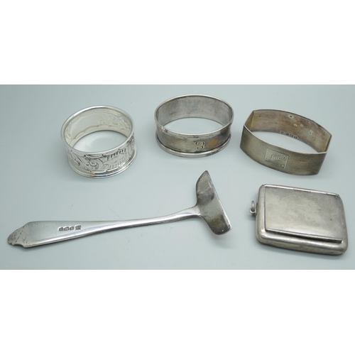 7266 - Three silver napkin rings, a 925 silver pill box and a silver pusher, 89g