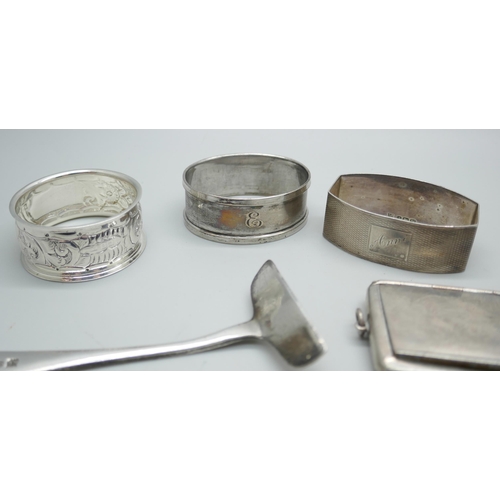 7266 - Three silver napkin rings, a 925 silver pill box and a silver pusher, 89g