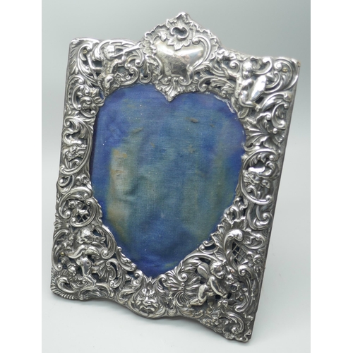 7273 - A silver photograph frame by William Comyns, London 1899, 13.5cm