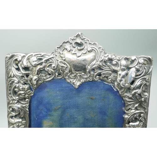 7273 - A silver photograph frame by William Comyns, London 1899, 13.5cm