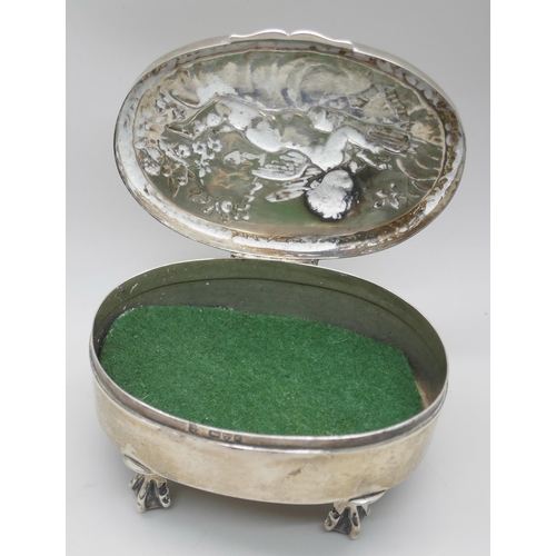 7275 - A silver jewellery box, embossed lid, Chester 1903, 104g, 9cm wide