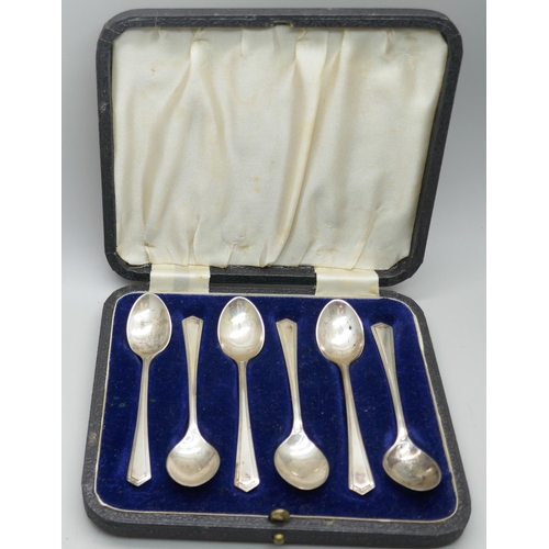 7276 - A cased set of six silver coffee spoons, Sheffield 1941, 51g