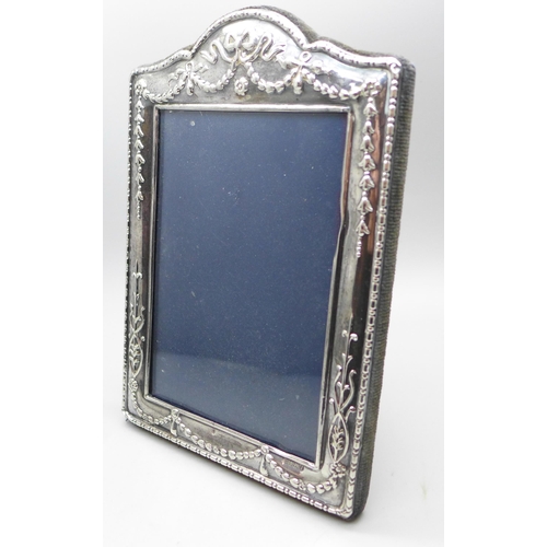 7277 - A silver photograph frame, 11.5cm wide