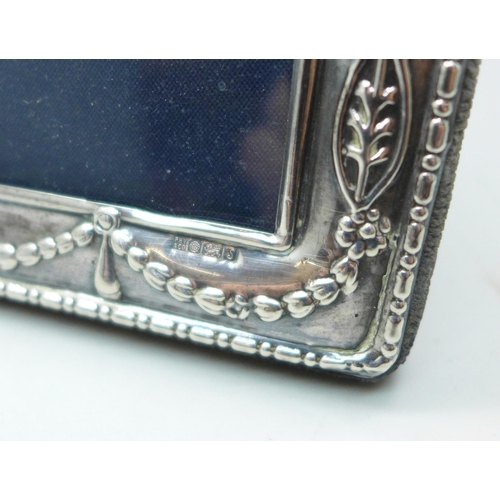 7277 - A silver photograph frame, 11.5cm wide