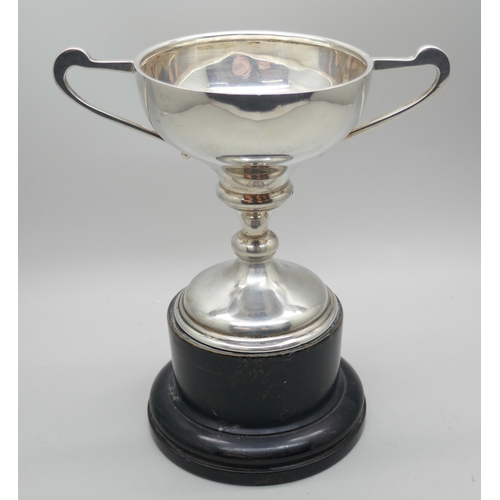 7280 - A silver two handled trophy on a stand, Birmingham 1926, 84g