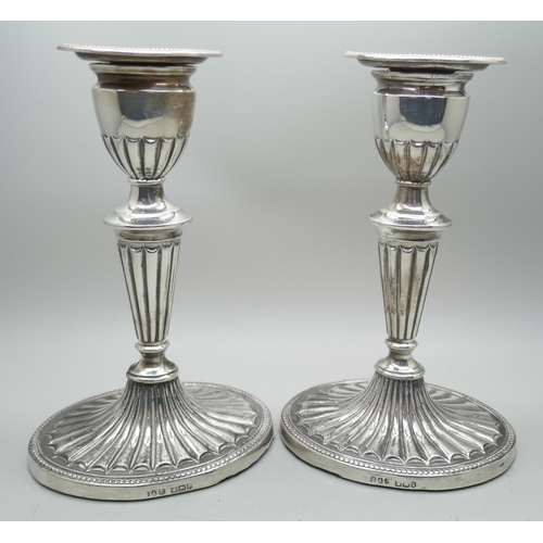 7284 - A pair of late Victorian silver candlesticks, Sheffield 1900, 16cm