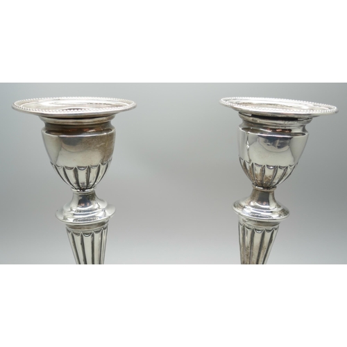 7284 - A pair of late Victorian silver candlesticks, Sheffield 1900, 16cm