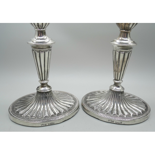 7284 - A pair of late Victorian silver candlesticks, Sheffield 1900, 16cm