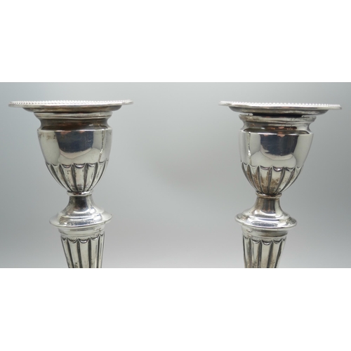 7284 - A pair of late Victorian silver candlesticks, Sheffield 1900, 16cm