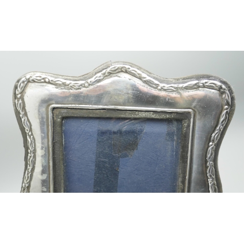 7290 - A silver photograph frame, London marks