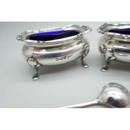 7292 - A pair of silver salts with blue glass liners and silver spoons, Walker & Hall, Sheffield 1908, 63g