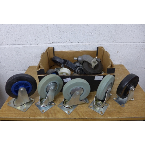 5267 - A box of various castors