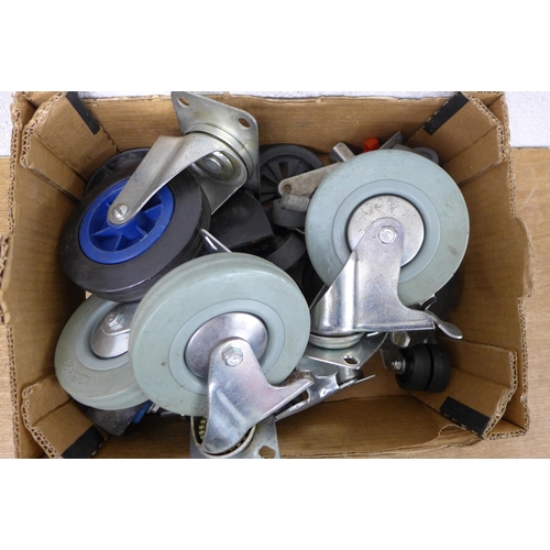 5267 - A box of various castors