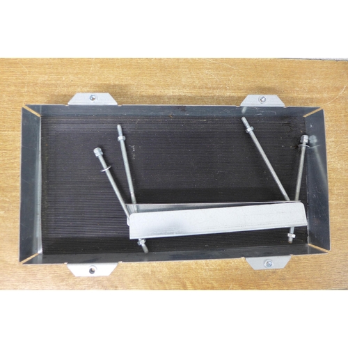 5275 - A battery tray and bracket