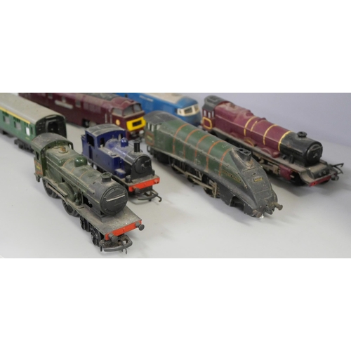 2170 - OO gauge model rail including five locomotives; Western Enterprise, The Princess Royal, Golden fleec... 