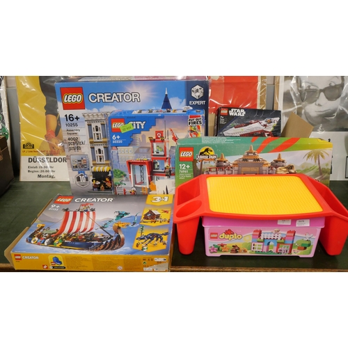 2173 - A large collection of Lego - Assembly Square (No bag 5s), Pirate Creator set (no bag 2), Jurassic Pa... 