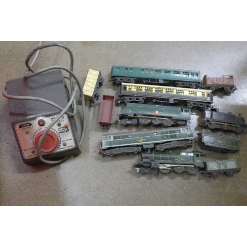 2340 - A box of OO gauge model rail, a/f **PLEASE NOTE THIS LOT IS NOT ELIGIBLE FOR IN-HOUSE POSTING AND PA... 