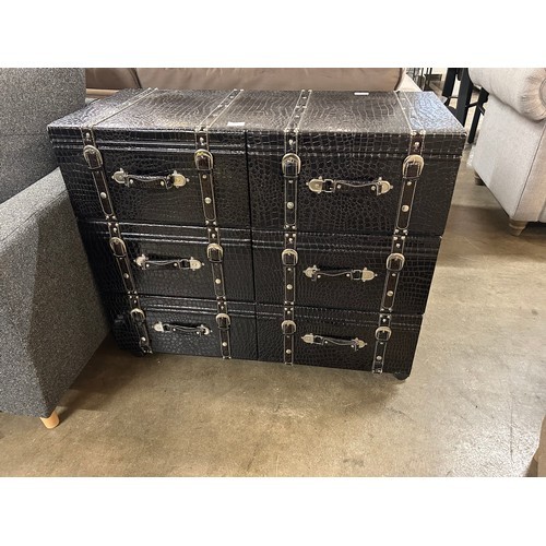 3076 - A black crocodile effect six drawer chest on castors