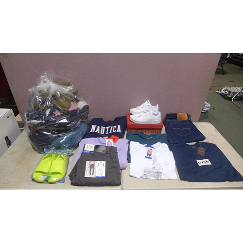 6315 - Two bags of clothing, brands including Levi, Nautica sailing, Puma etc. (341-450) *This lot is subje... 