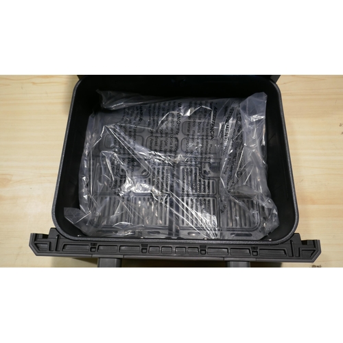 6049 - Sur La Table Air Fryer with box (341-11) *This lot is subject to Vat