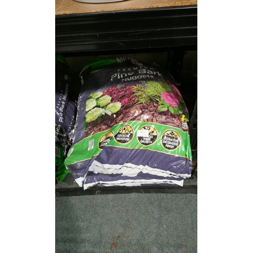 6017 - Two bags of Miracle-Gro Premium Bark Pine (Bags Split) (341-426,427) *This lot is subject to Vat