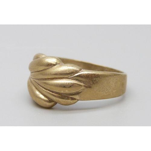 7002 - A 9ct gold ring, 3.4g, N