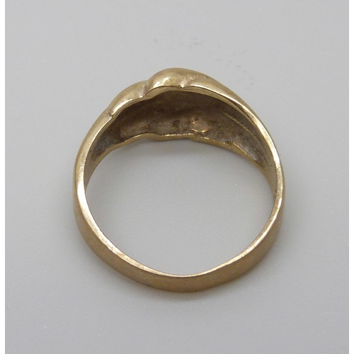 7002 - A 9ct gold ring, 3.4g, N