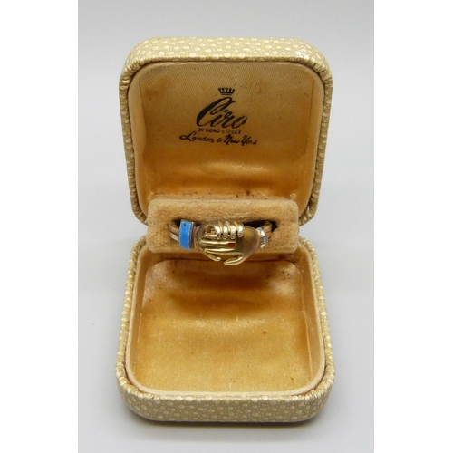 7005 - A 9ct gold and enamel clasped hands ring, opens to reveal an enamel heart, 3.6g, L/M