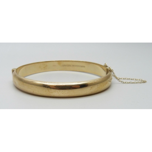 7008 - A 9ct gold bangle, 10g, 55mm x 58mm