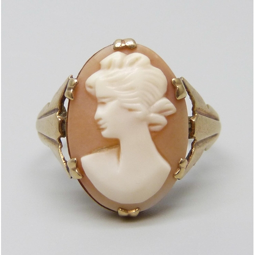 7009 - A 9ct gold cameo ring, 3.6g, P/Q