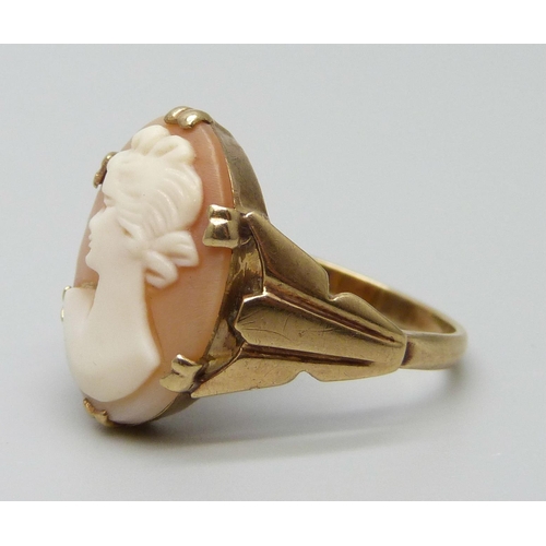 7009 - A 9ct gold cameo ring, 3.6g, P/Q