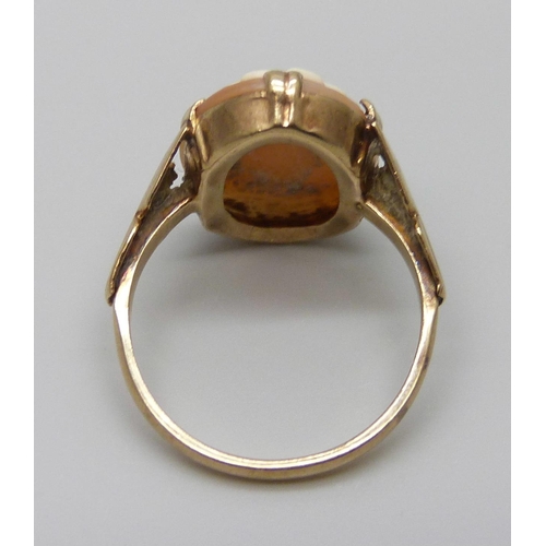 7009 - A 9ct gold cameo ring, 3.6g, P/Q