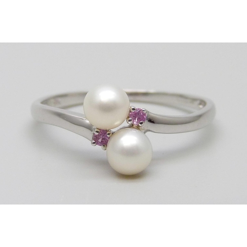 7011 - A 9ct white gold, pearl and pink sapphire ring, 1.8g, U