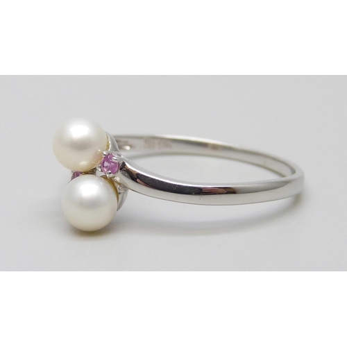 7011 - A 9ct white gold, pearl and pink sapphire ring, 1.8g, U