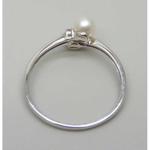 7011 - A 9ct white gold, pearl and pink sapphire ring, 1.8g, U