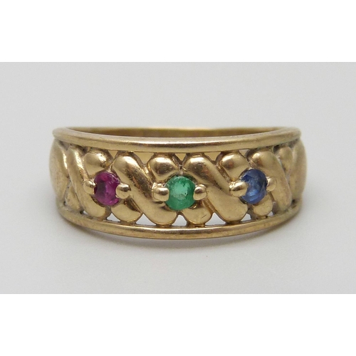 7013 - A 9ct gold ring set with an emerald, sapphire and ruby, 2.9g, N